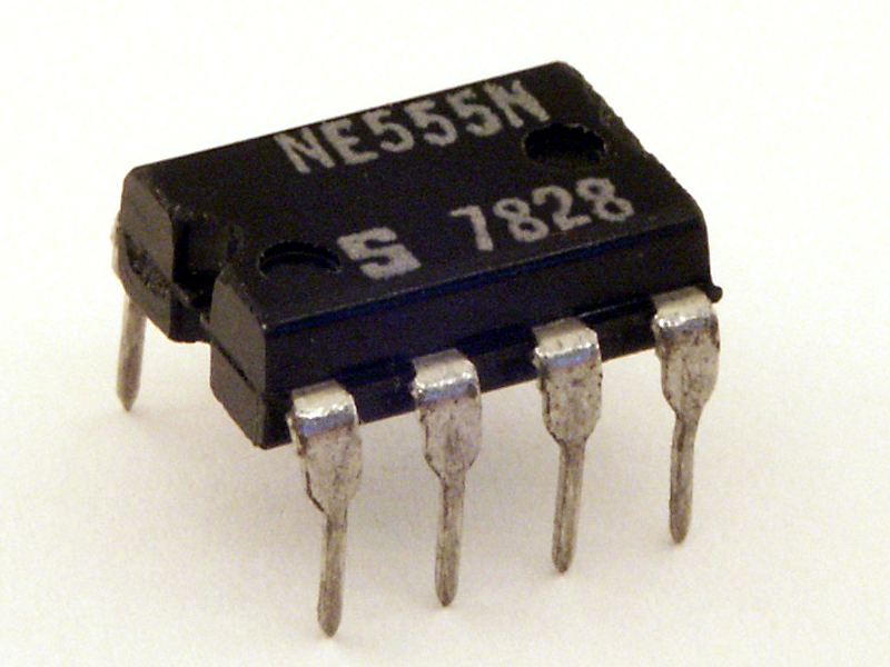 Photo du circuit de temporisation NE555 que l'on va utiliser comme source de tension carré. D'après [2].
