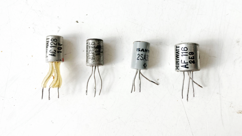 Transistors au germanium récupérés dans la radio et testés ici : AC128, AC126, 2SA324 et AF116. Notez que certains des composants ont 4 pattes, l'une est connectée au boîtier métallique. Les 3 autres pattes sont émetteur, base et collecteur comme tout transistor bipolaire qui se respecte.