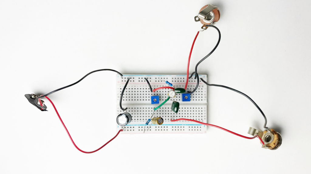 Photo du circuit boost utilisant un transistor de germanium récupéré dans une radio. Cliquez pour agrandir.